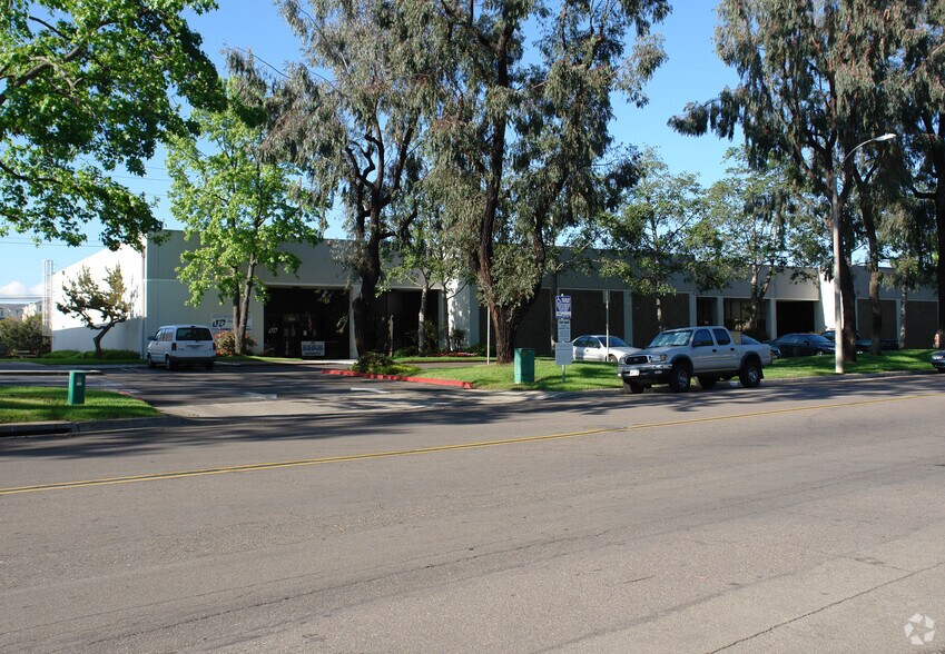8829-8835 Complex Dr, San Diego, CA à louer - Photo du bâtiment - Image 2 de 15