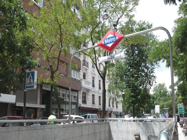 Commerce de détail dans Madrid, Madrid à louer - Photo du bâtiment - Image 2 de 3