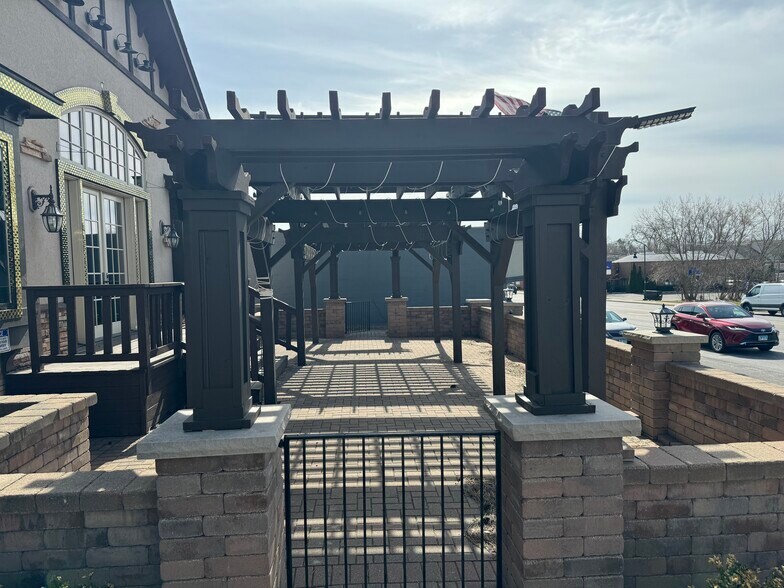 394 W Virginia St, Crystal Lake, IL à vendre - Photo du bâtiment - Image 2 de 8