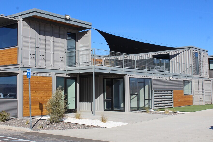 965 S Tech Ridge Dr, St George, UT à louer - Photo du bâtiment - Image 2 de 4