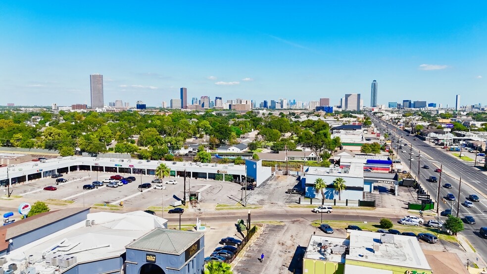 2633-2655 Winrock Blvd, Houston, TX for lease - Building Photo - Image 2 of 2