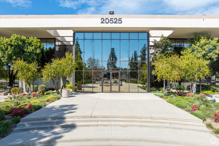 20525 Nordhoff St, Chatsworth, CA à louer - Photo du bâtiment - Image 2 de 2