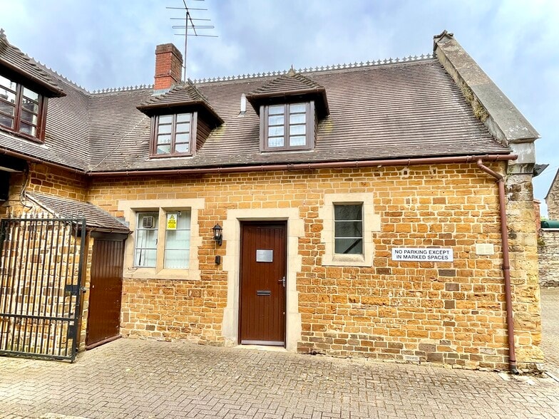 Unit 5 Watling Court, 84b Watling St East, Towcester for lease - Building Photo - Image 3 of 3
