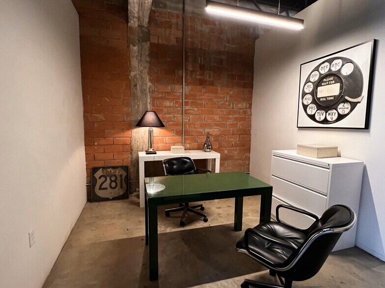 1101 S Roosevelt Ave, San Antonio, TX à vendre - Photo du bâtiment - Image 2 de 8