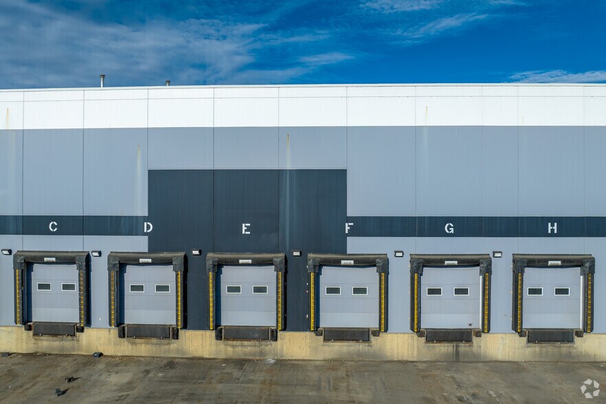 6980 108th Ave SE, Calgary, AB à louer - Photo du bâtiment - Image 2 de 6