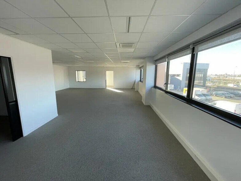 Flex in Romainville for lease - Interior Photo - Image 3 of 5