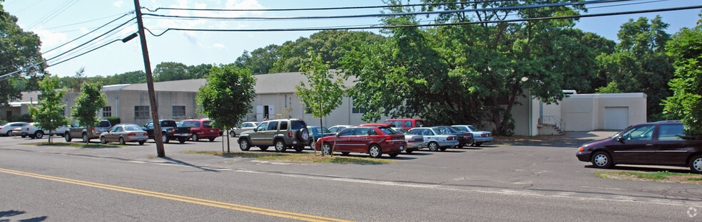 680 Elton St, Riverhead, NY for lease - Building Photo - Image 2 of 2