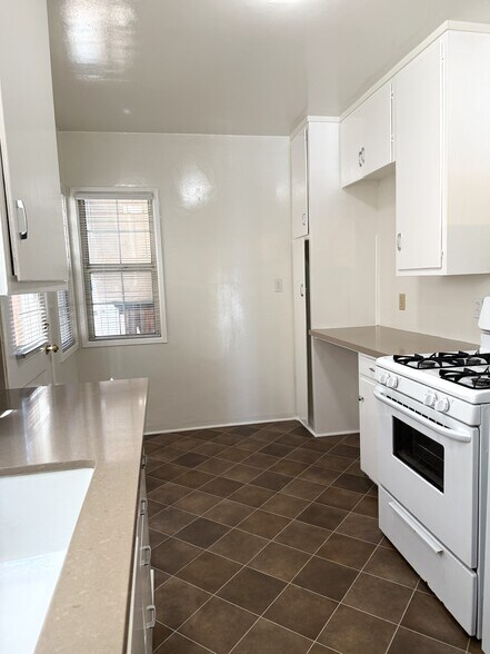 143 Pomona Ave, Long Beach, CA à vendre - Photo du bâtiment - Image 3 de 5