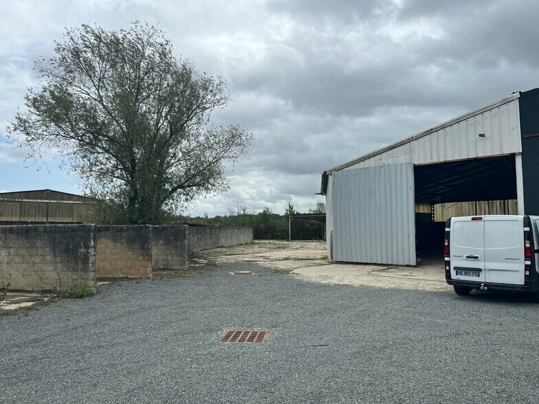 Flex in Sainte-Eulalie for sale - Building Photo - Image 2 of 9