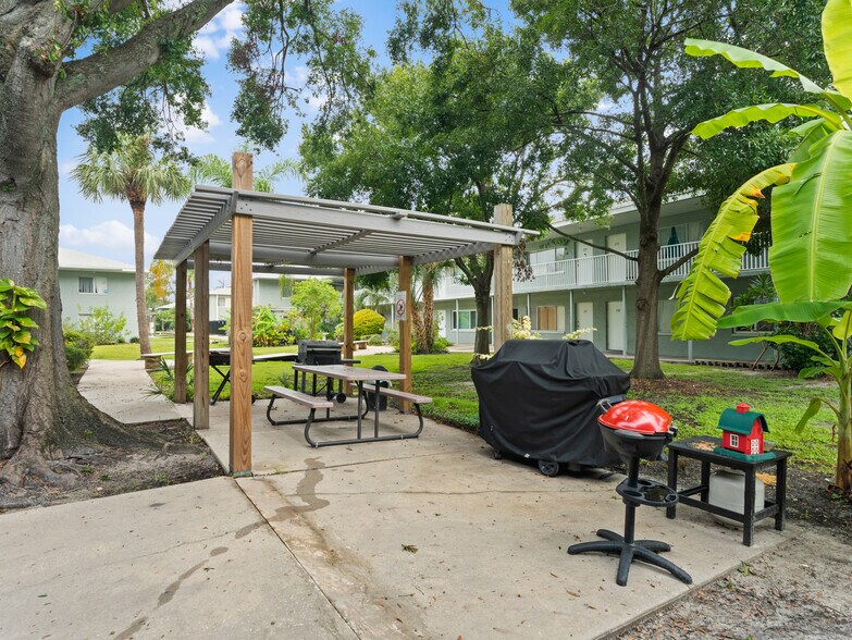 Parklane Condos portefeuille de 3 propriétés à vendre sur LoopNet.ca - Photo du bâtiment - Image 2 de 73