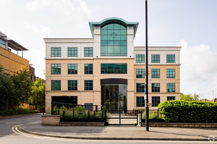 11 Vine St, Uxbridge à vendre - Photo du bâtiment - Image 2 de 2