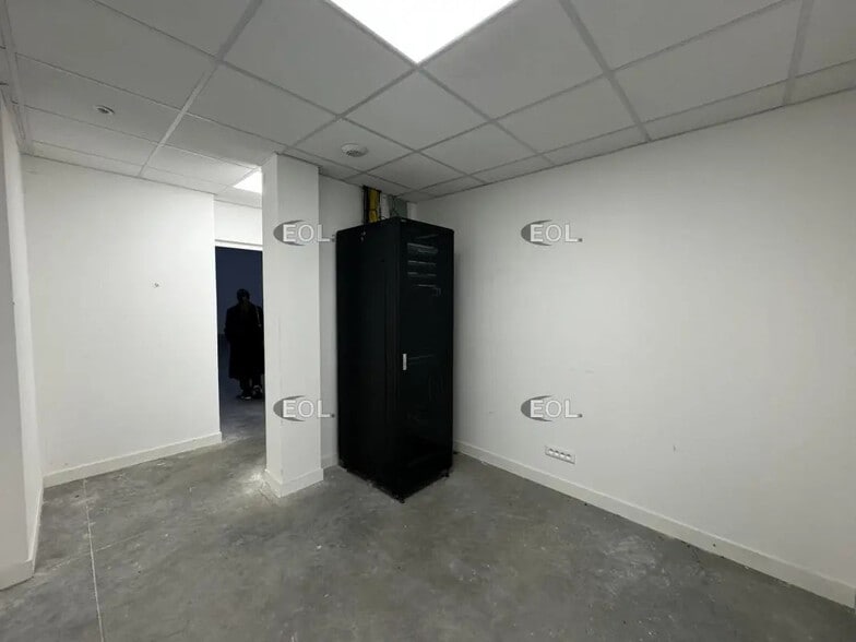 Flex in Palaiseau for lease - Interior Photo - Image 3 of 4