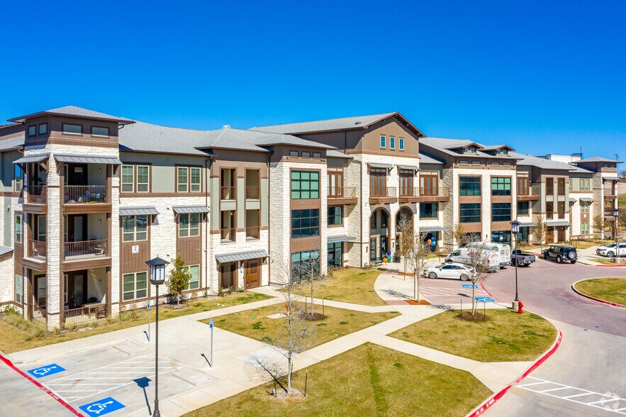 900 Cinema Dr, Hudson Oaks, TX à louer - Photo principale - Image 3 de 67