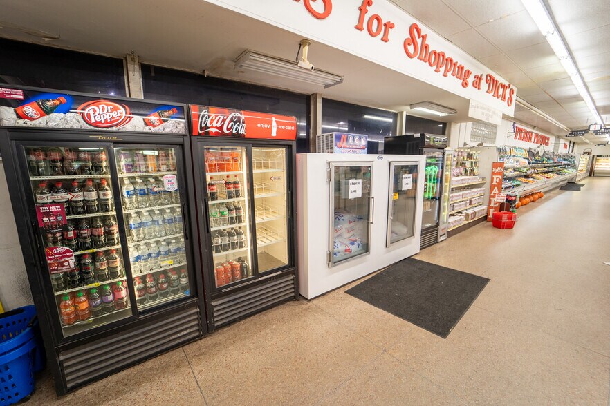 1302 E Crestwood Dr, Victoria, TX à vendre - Photo du bâtiment - Image 2 de 77