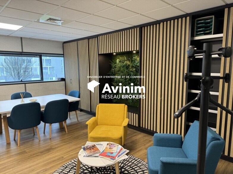 Office in Vaulx-en-Velin for lease - Interior Photo - Image 2 of 10