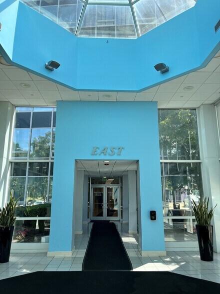 100 Merrick Rd, Rockville Centre, NY à louer - Photo du bâtiment - Image 3 de 11