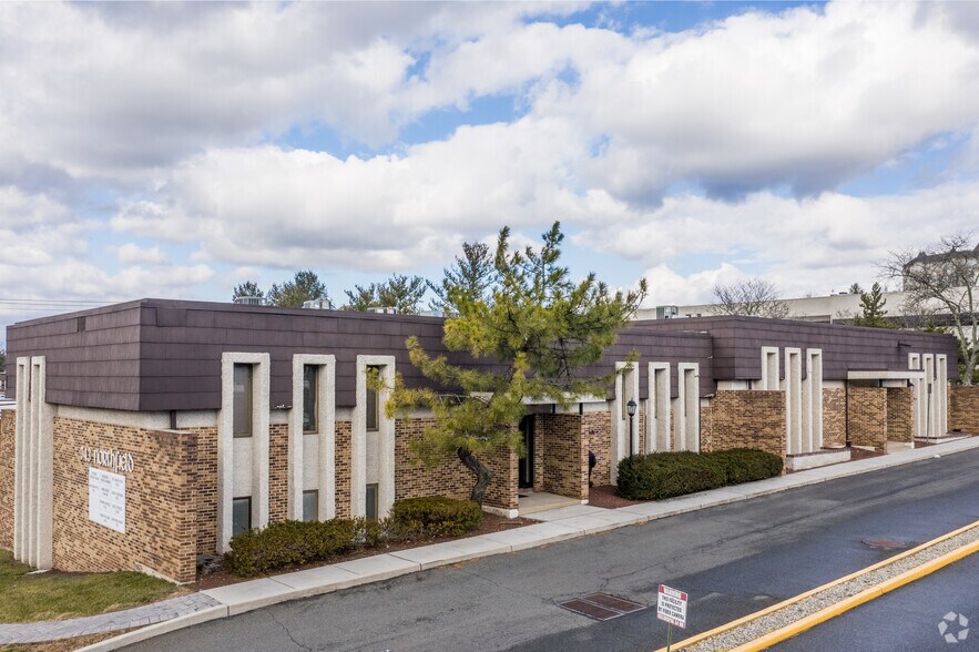 743 Northfield Ave, West Orange, NJ à louer - Photo du bâtiment - Image 2 de 3