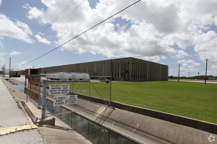 11931 Highway 225, La Porte, TX à louer - Photo du bâtiment - Image 2 de 4