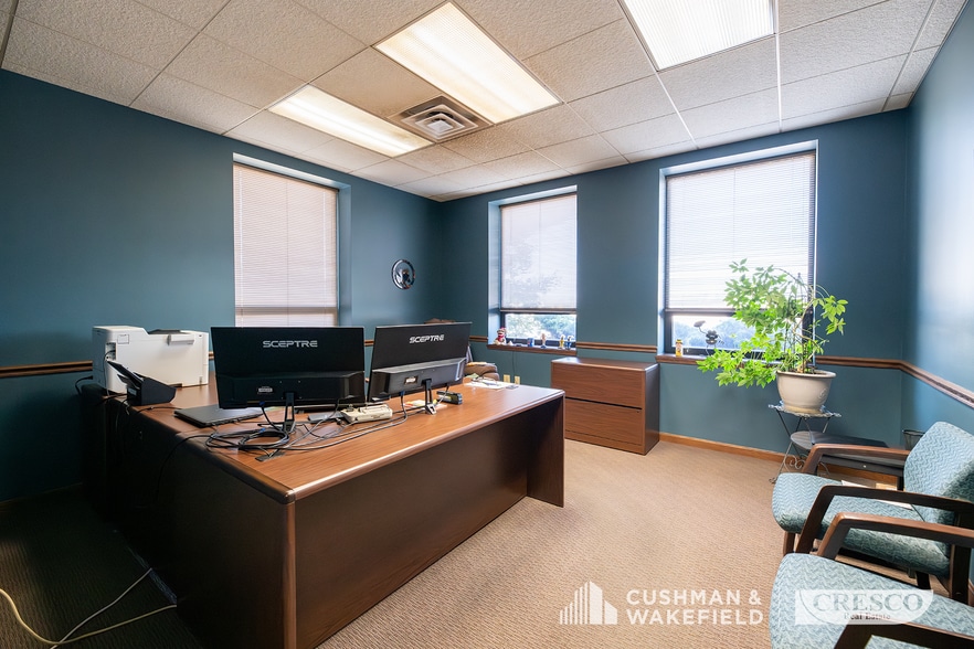422 Commerce Dr E, LaGrange, OH à vendre - Photo du bâtiment - Image 3 de 12