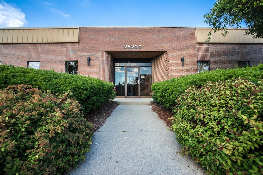 28200 Orchard Lake Rd, Farmington Hills, MI à louer - Photo du bâtiment - Image 3 de 5