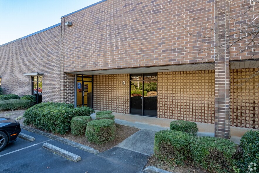 2177 Flintstone Dr, Tucker, GA à louer - Photo du bâtiment - Image 3 de 8