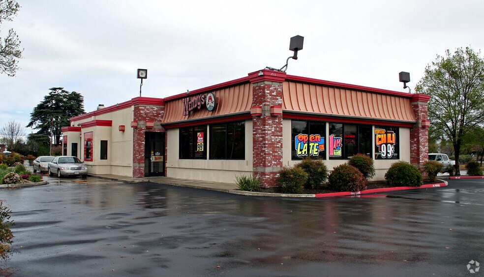 1110 E Tulare Ave, Tulare, CA à louer - Photo du bâtiment - Image 2 de 3