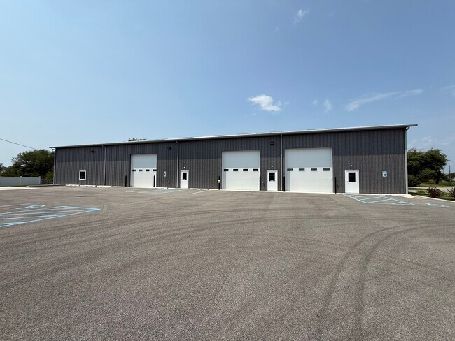 Plus de détails pour 3914 Indianapolis Rd, Columbus, IN - Industriel à louer