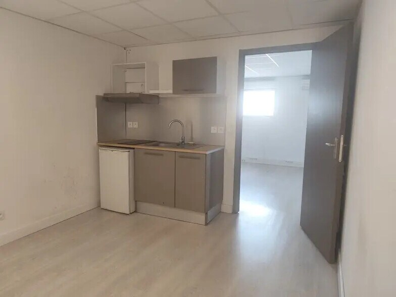 Office in Montpellier for lease - Interior Photo - Image 2 of 8