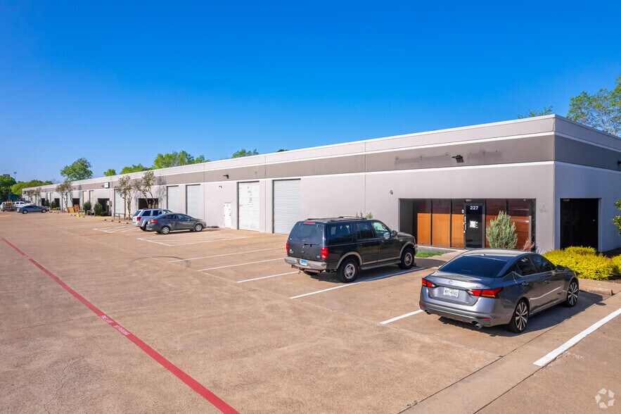 253-287 N Interstate 35E, DeSoto, TX à louer - Photo du bâtiment - Image 2 de 4