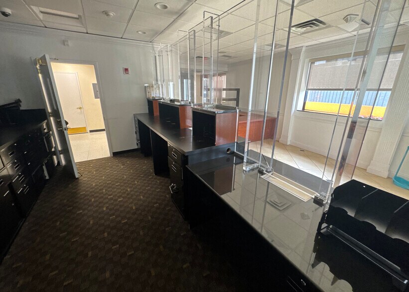 41-11 Bell Blvd, Bayside, NY à louer - Photo du bâtiment - Image 3 de 9