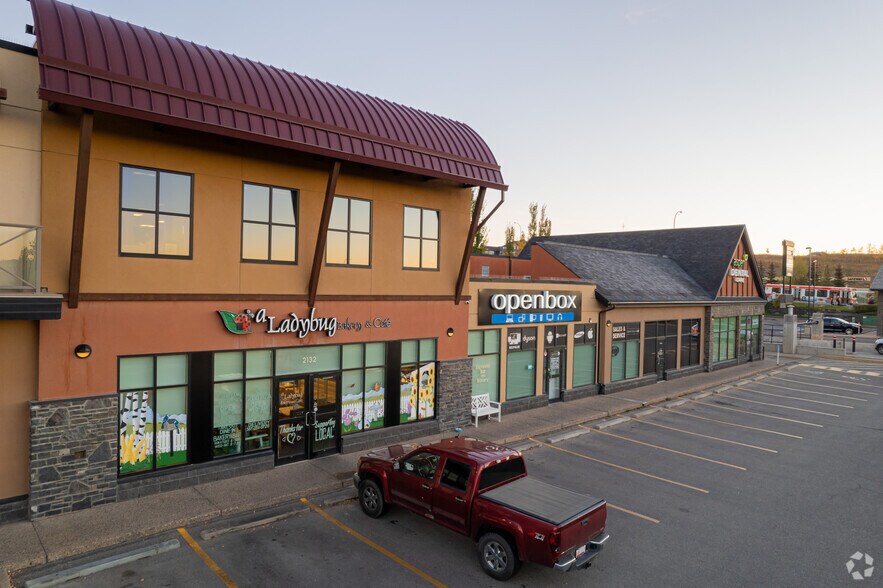 10 Aspen Stone Blvd SW, Calgary, AB à louer - Photo du bâtiment - Image 3 de 8