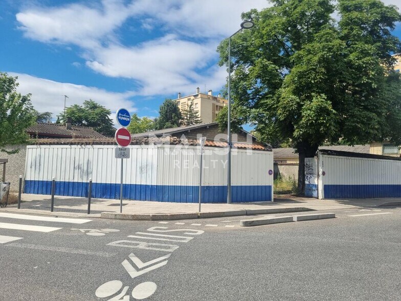 Retail in Villeurbanne for lease - Building Photo - Image 2 of 2