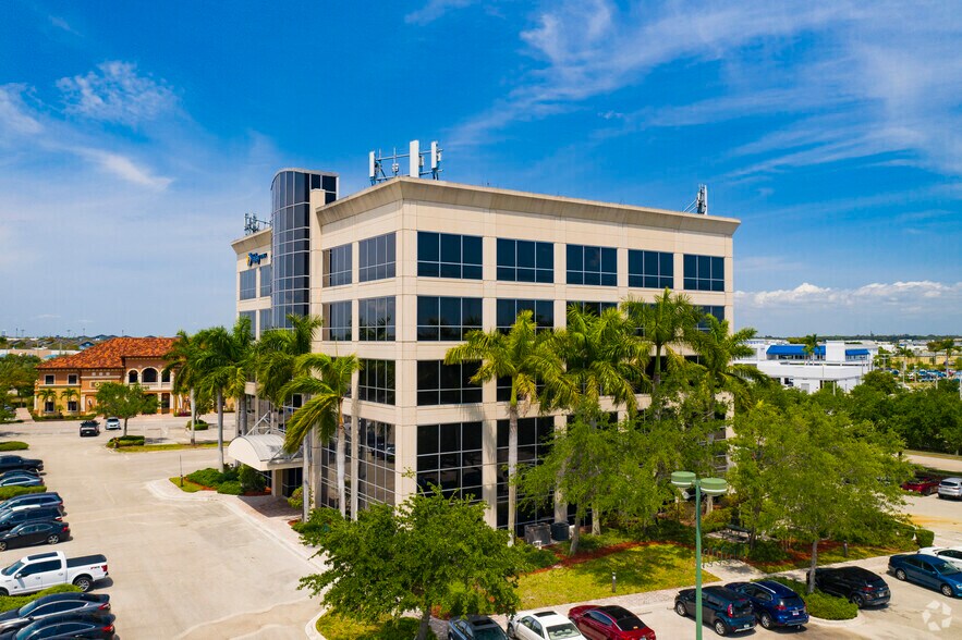 5220 Summerlin Commons Blvd, Fort Myers, FL à louer - Photo du bâtiment - Image 1 de 18