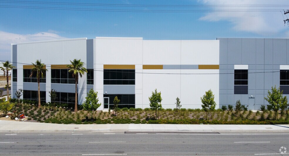 10917 Cherry Ave, Fontana, CA à louer - Photo du bâtiment - Image 3 de 3