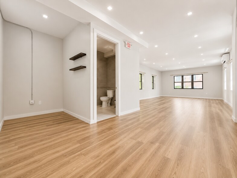 237 E 31st St, New York, NY à louer - Photo du bâtiment - Image 3 de 15