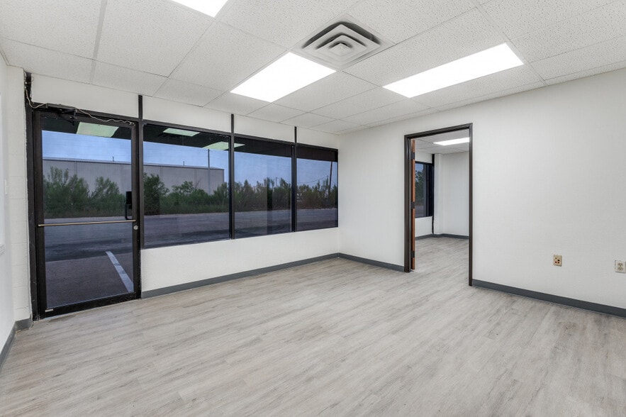 8230-8240 Lovett Ave, Dallas, TX for lease - Interior Photo - Image 2 of 13
