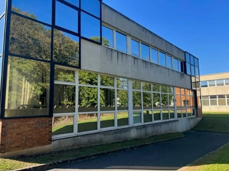 Flex dans Bièvres à louer - Photo du bâtiment - Image 2 de 13