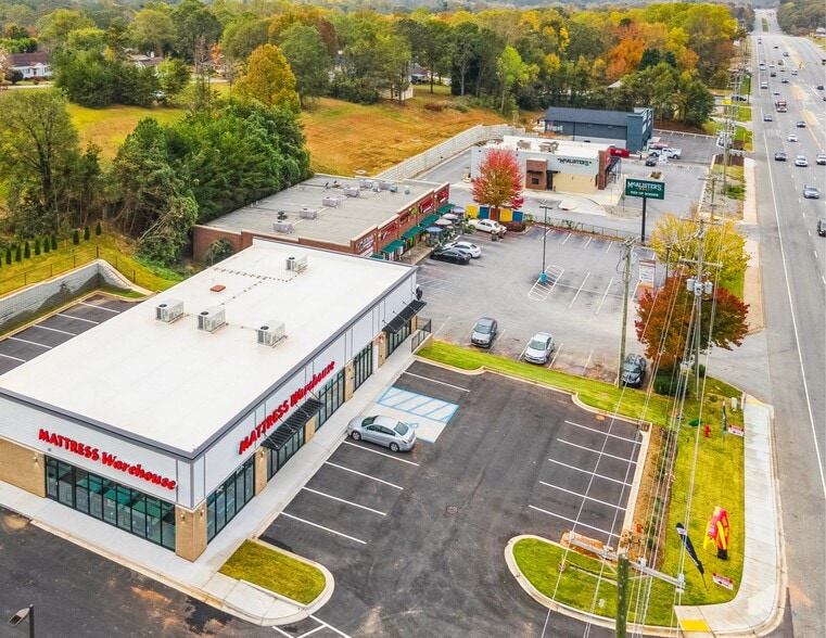 5326 Wade Hampton Blvd, Taylors, SC à vendre - Photo du bâtiment - Image 2 de 5