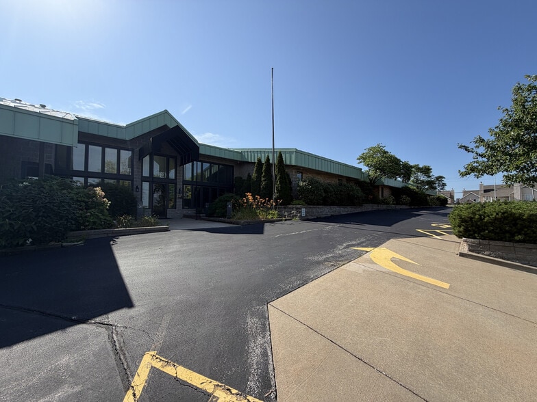 1900-1940 Craigshire Dr, Saint Louis, MO for lease - Building Photo - Image 2 of 6