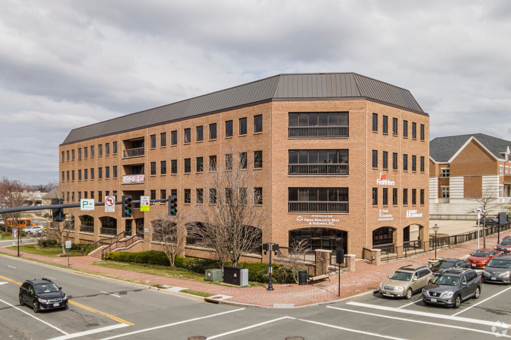 3975 University Dr, Fairfax, VA à louer Photo du bâtiment- Image 1 de 14