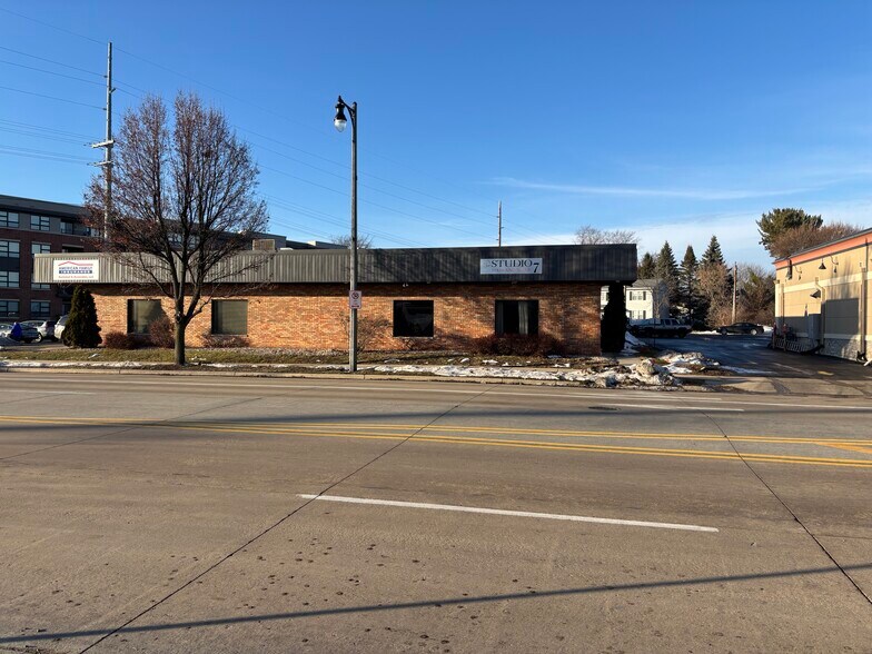 5-15 N Main St, Sun Prairie, WI à louer - Photo du bâtiment - Image 2 de 4