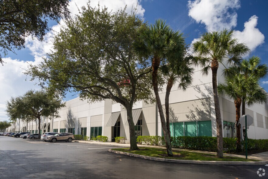 1701-1743 Old Okeechobee Rd, West Palm Beach, FL for lease - Primary Photo - Image 1 of 5