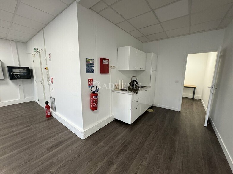 Office in Tremblay-en-France for lease - Interior Photo - Image 2 of 8