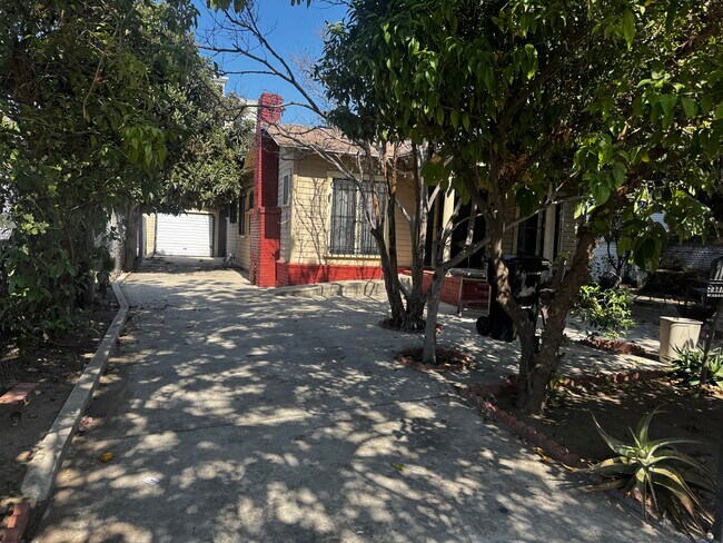 More details for 1183 W 37th Dr, Los Angeles, CA - Multifamily for Sale
