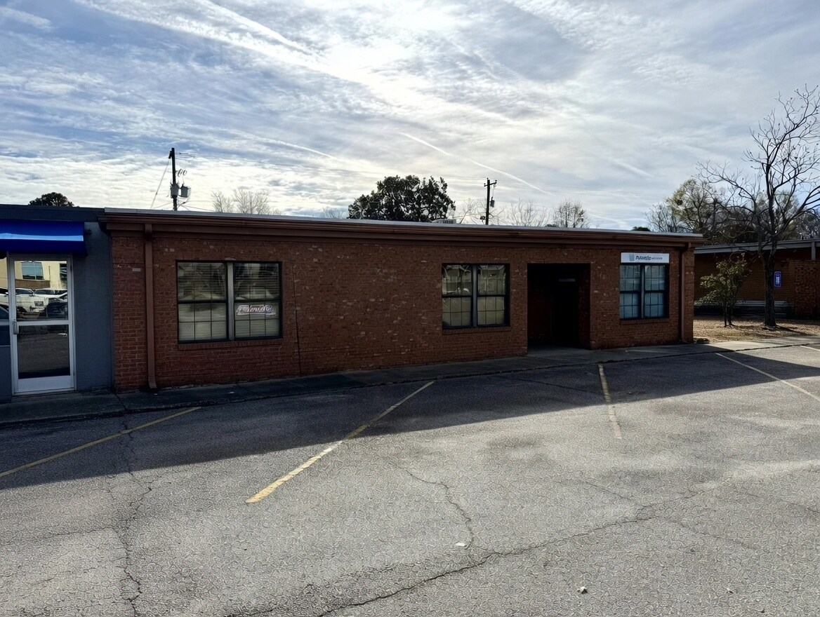 102 Hospital Dr, Warner Robins, GA for lease Primary Photo- Image 1 of 11