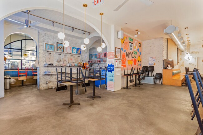 Plus de détails pour 197 Avenue A, New York, NY - Commerce de détail à louer