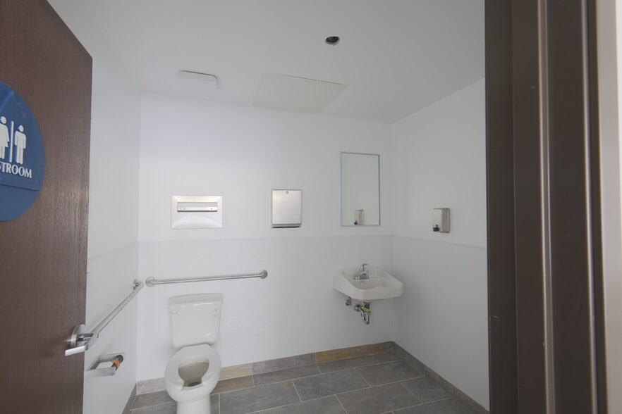 1700 E Thompson Blvd, Ventura, CA for lease - Building Photo - Image 2 of 8