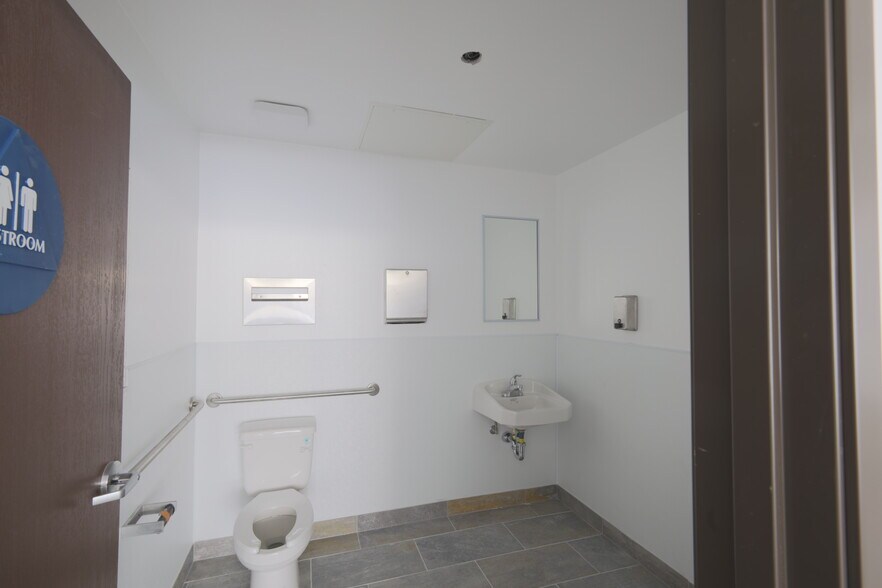 1700 E Thompson Blvd, Ventura, CA à louer - Photo du bâtiment - Image 2 de 8