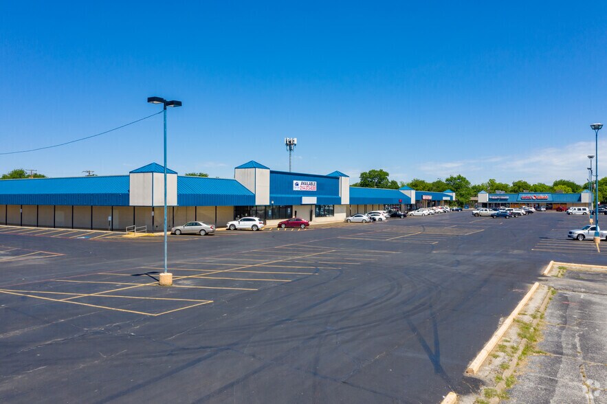 4105-4121 Denton Hwy, Haltom City, TX à louer - Photo du bâtiment - Image 3 de 11