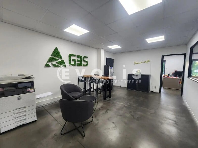 Flex in Beauvoir-de-Marc for sale - Building Photo - Image 3 of 19